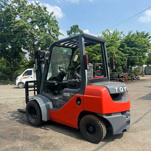 Xe nâng xả khói đen do dư thừa nhiên liệu trong buồng đốt