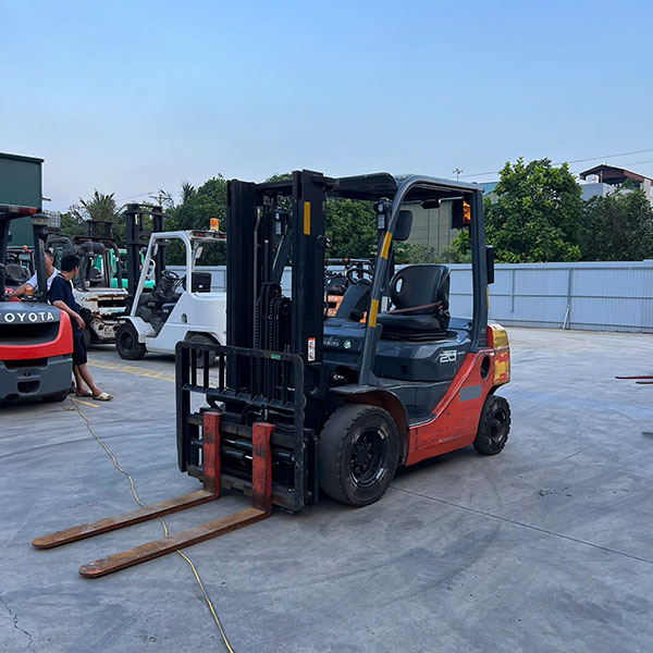 Hướng dẫn khắc phục tình trạng xe nâng xả khói đen bằng bảo dưỡng động cơ và hệ thống nhiên liệu