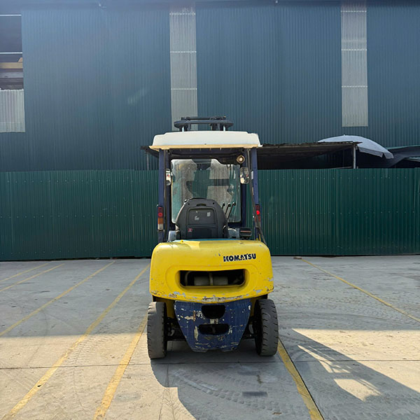 Giải pháp xử lý xe nâng xả khói trắng do áp suất nén thấp hoặc lỗi hệ thống phun nhiên liệu