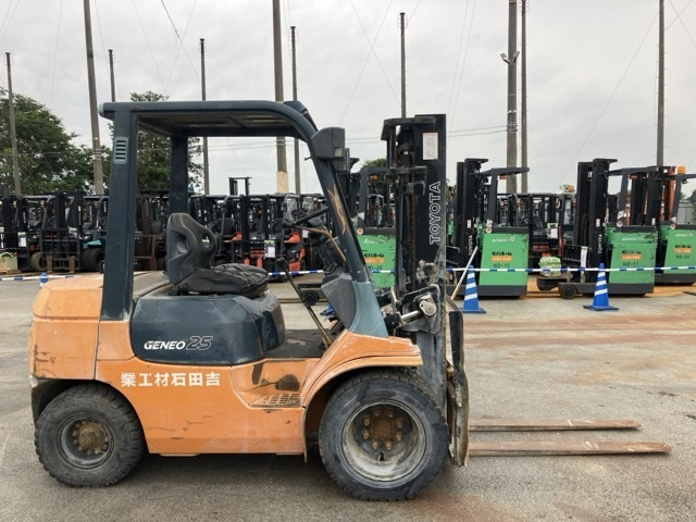 XE NÂNG DẦU 2,5 TẤN TOYOTA 7FD25 10615