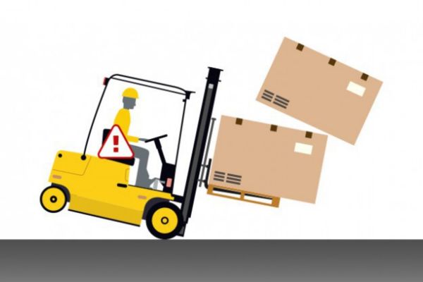 Xe nâng bị lật vì chở hàng quá tải trọng