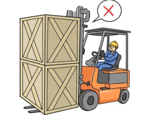 Không nên chở hàng che khuất tầm nhìn