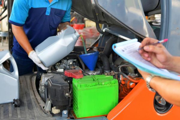 Bảo dưỡng xe nâng dầu tốn nhiều công đoạn hơn so với xe nâng điện