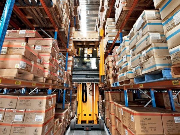 Xe nâng hoạt động giữa các dãy kệ cao