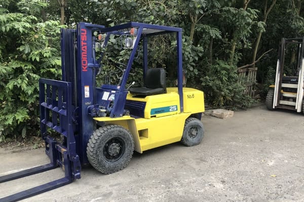 Xe nâng dầu cũ là giải pháp tối ưu chi phí đầu tư cho doanh nghiệp vận hành kho bãi
