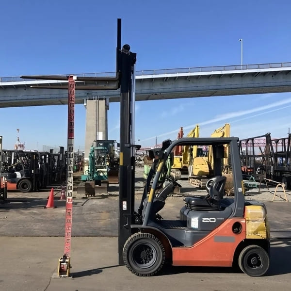 Xe nâng dầu 2 tấn cũ ứng dụng trong xây dựng, kho bãi, logistics và sản xuất