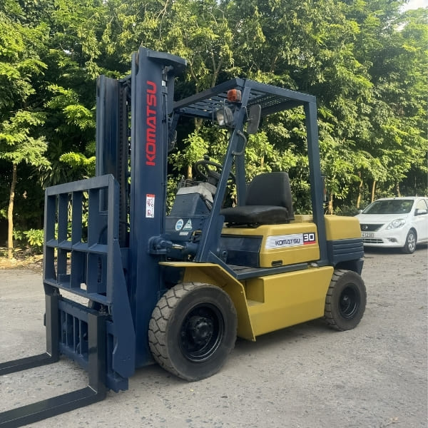 Xe nâng dầu Komatsu sở hữu động cơ mạnh, khung gầm chắc chắn
