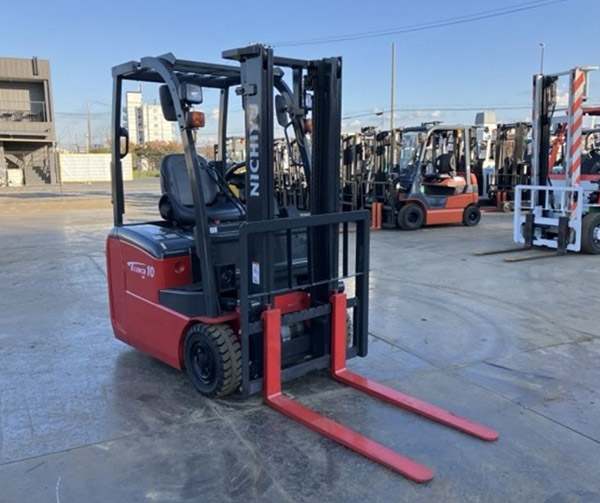 Xe nâng điện 1 tấn nâng hạ hàng hóa trong kho xưởng có không gian nhỏ hẹp