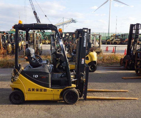 Xe nâng điện 1 tấn hỗ trợ nâng hạ và di chuyển pallet hàng hóa trong kho hàng