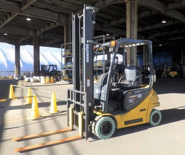 Xe nâng điện đứng lái Komatsu phù hợp nâng hàng tải trọng lớn trong lối đi hẹp