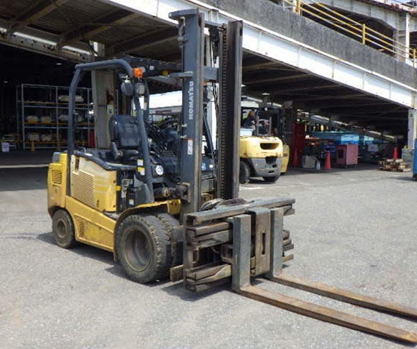 Xe nâng điện 3 tấn Komatsu giúp nâng hạ hàng hóa với khả năng vận hành ổn định
