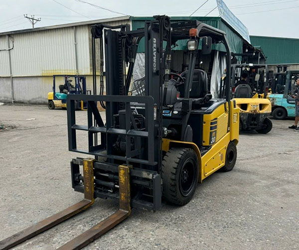 Xe nâng điện 3 tấn hỗ trợ vận chuyển, nâng hạ hàng hóa tại nhà máy