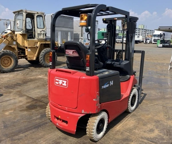 Xe nâng cũ cần kiểm tra tình trạng bình điện để đảm bảo thời gian vận hành ổn định