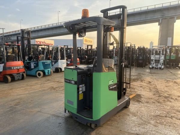 Xe nâng điện đứng lái với thiết kế nhỏ gọn
