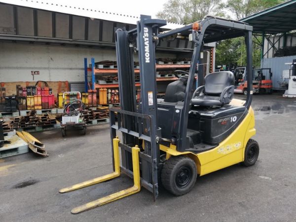 Xe nâng điện ngồi lái trang bị ghế ngồi tạo sự thoải mái khi làm việc