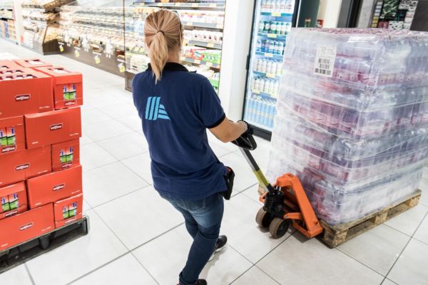 Xe nâng hàng bằng tay được sử dụng trong cửa hàng siêu thị