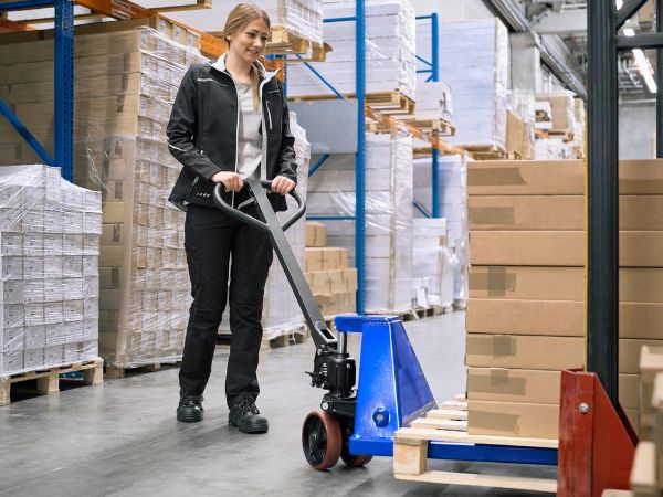 Xe nâng hàng bằng tay có thiết kế đơn giản dễ sử dụng
