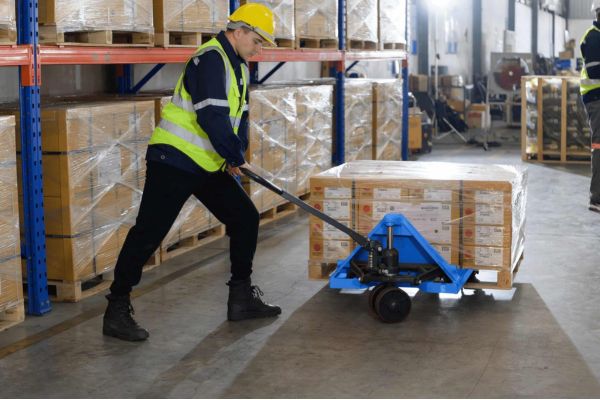 Xe nâng hàng bằng tay phụ thuộc trực tiếp vào sức người