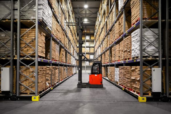 Xe nâng Reach Truck không phù hợp với sàn nền gồ ghề