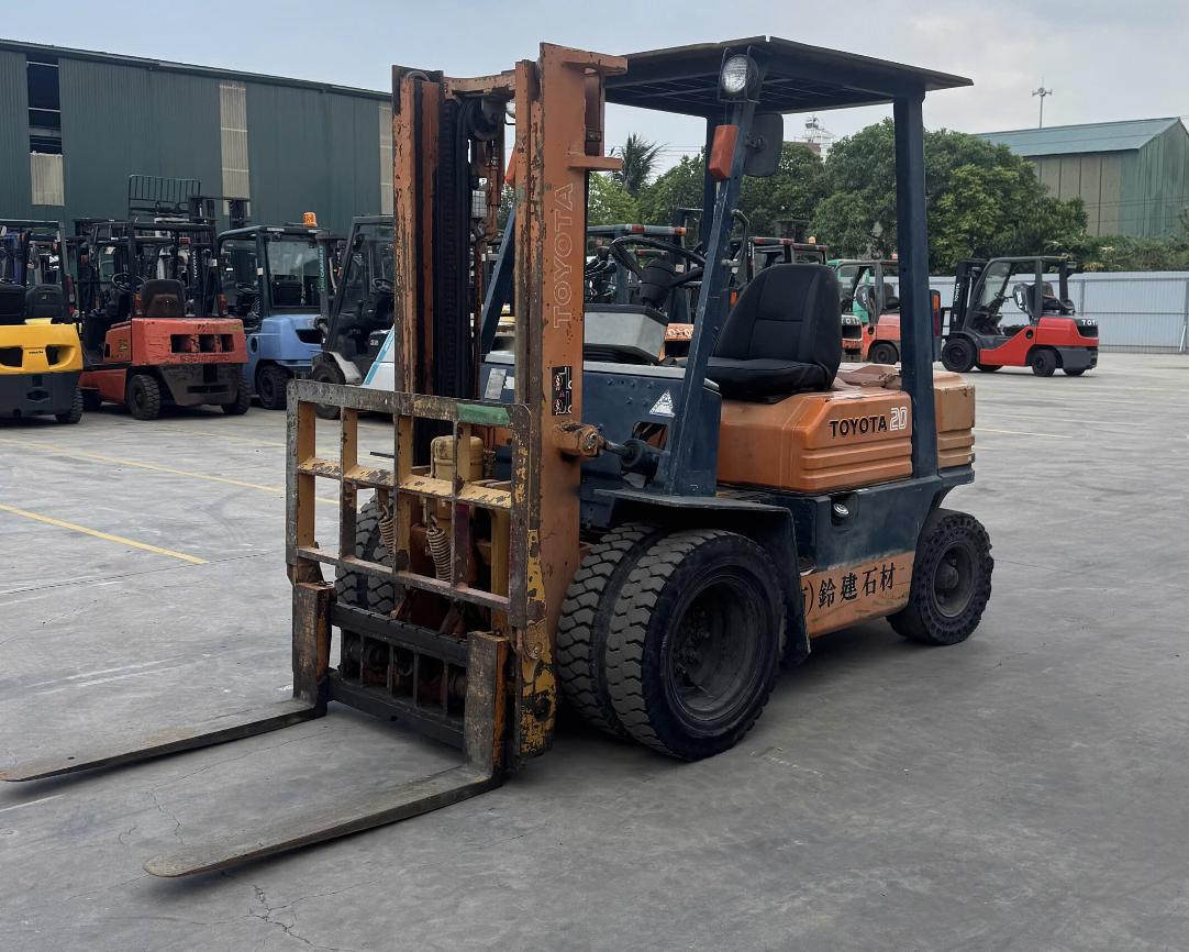 Xe nâng dầu 2 tấn Toyota 5FD20, phù hợp nâng hạ pallet, vật liệu xây dựng