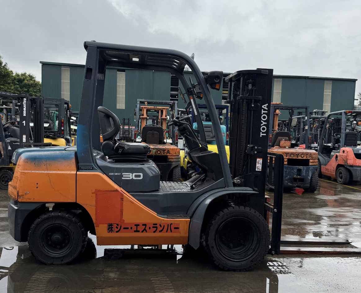 Xe nâng dầu 3 tấn vận chuyển nguyên vật liệu và thành phẩm trong nhà máy sản xuất