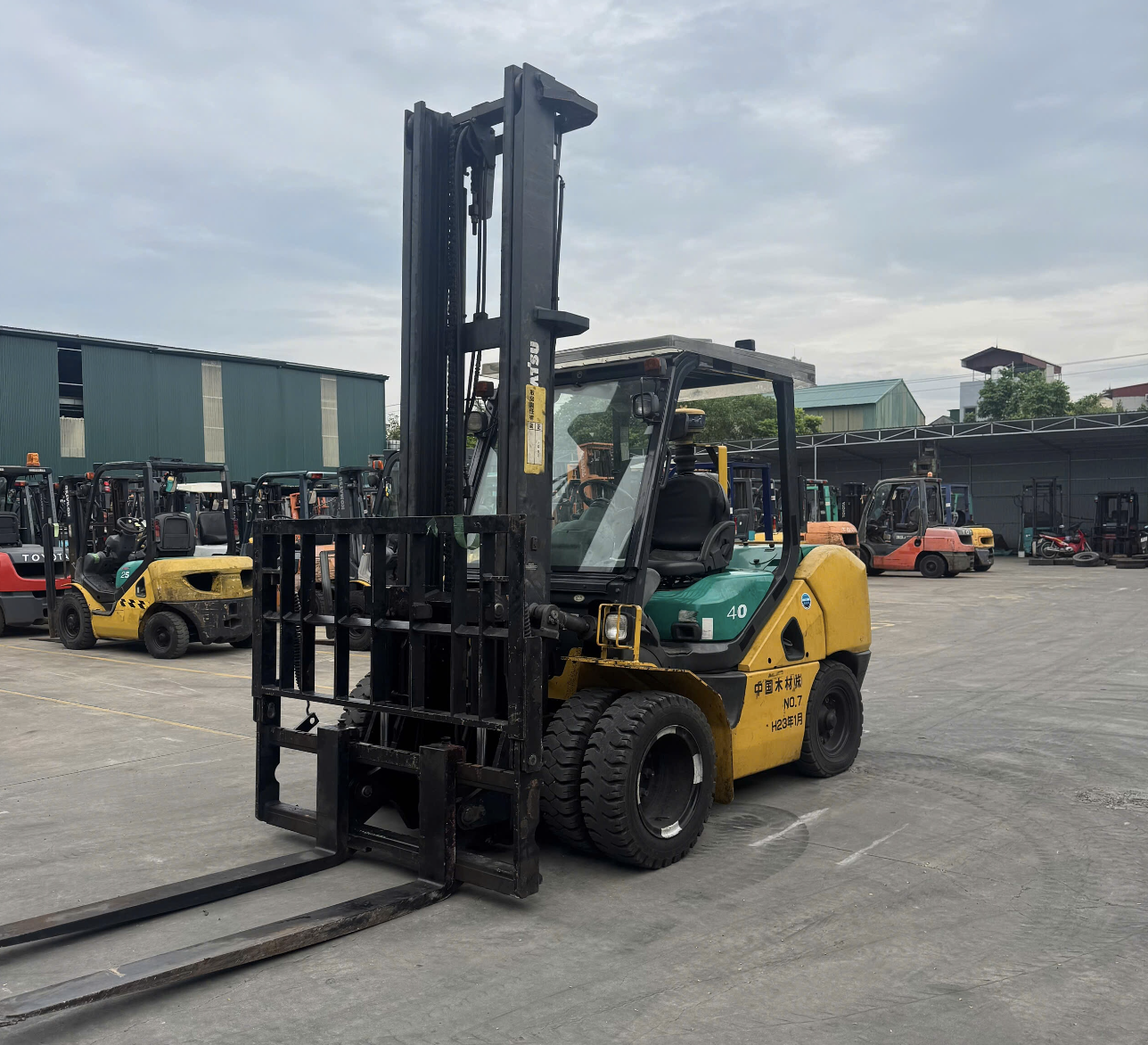 Xe nâng dầu 4 tấn động cơ diesel nâng hạ hàng hóa nặng tại nhà máy, kho bãi
